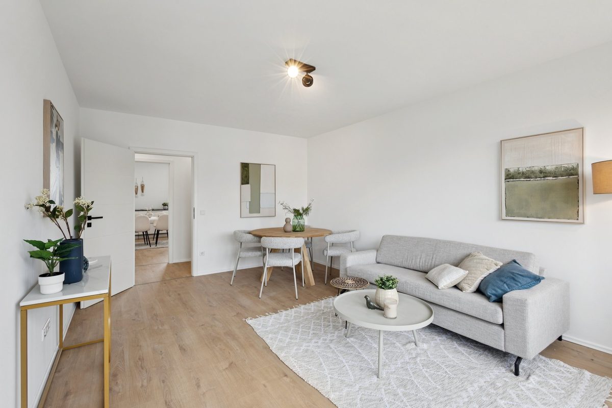 Hell saniertes Wohnzimmer – Projekt Von-Baeyer-Straße