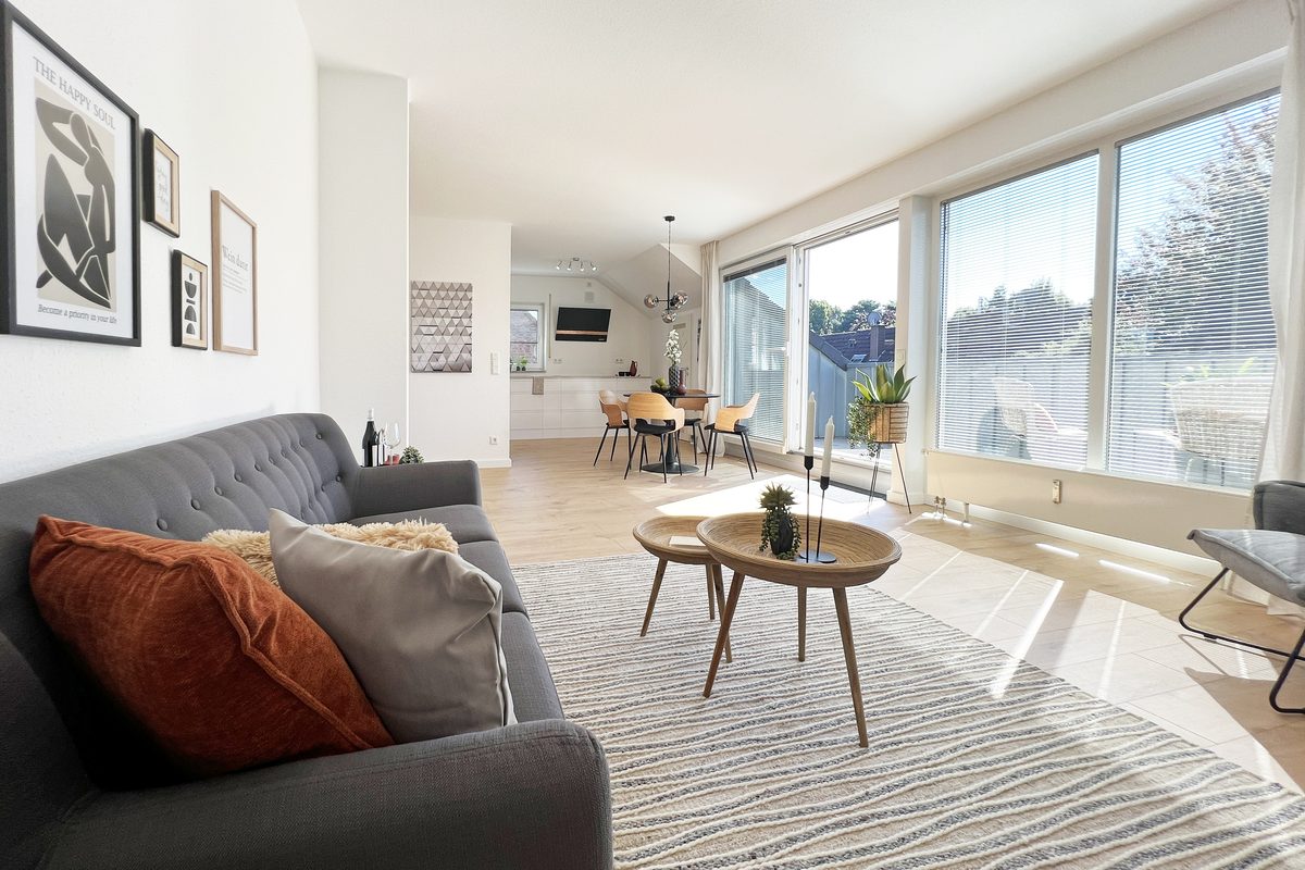 Modern saniertes, hell möbliertes Wohnzimmer – Projekt Cyriakusstraße