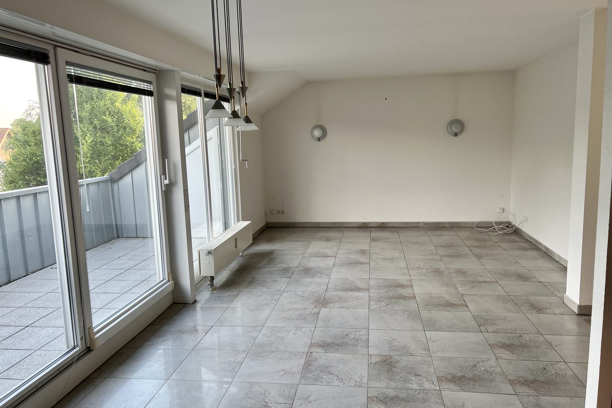 Leerstehendes Wohnzimmer vor der Sanierung – Cyriakusstraße