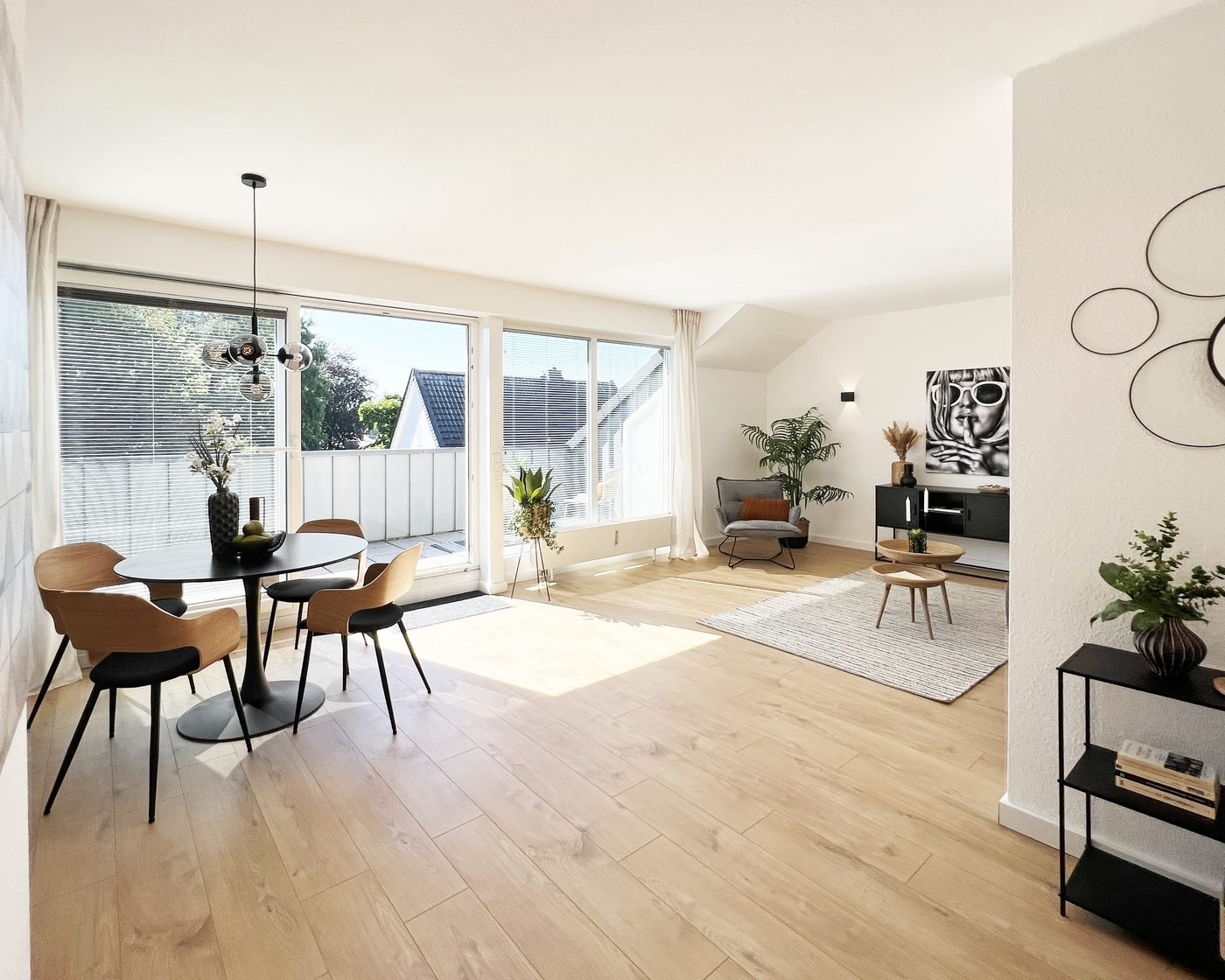 Hell saniertes Wohn- und Esszimmer eines von N2-Wohnkonzepte modernisierten Objekts am Niederrhein