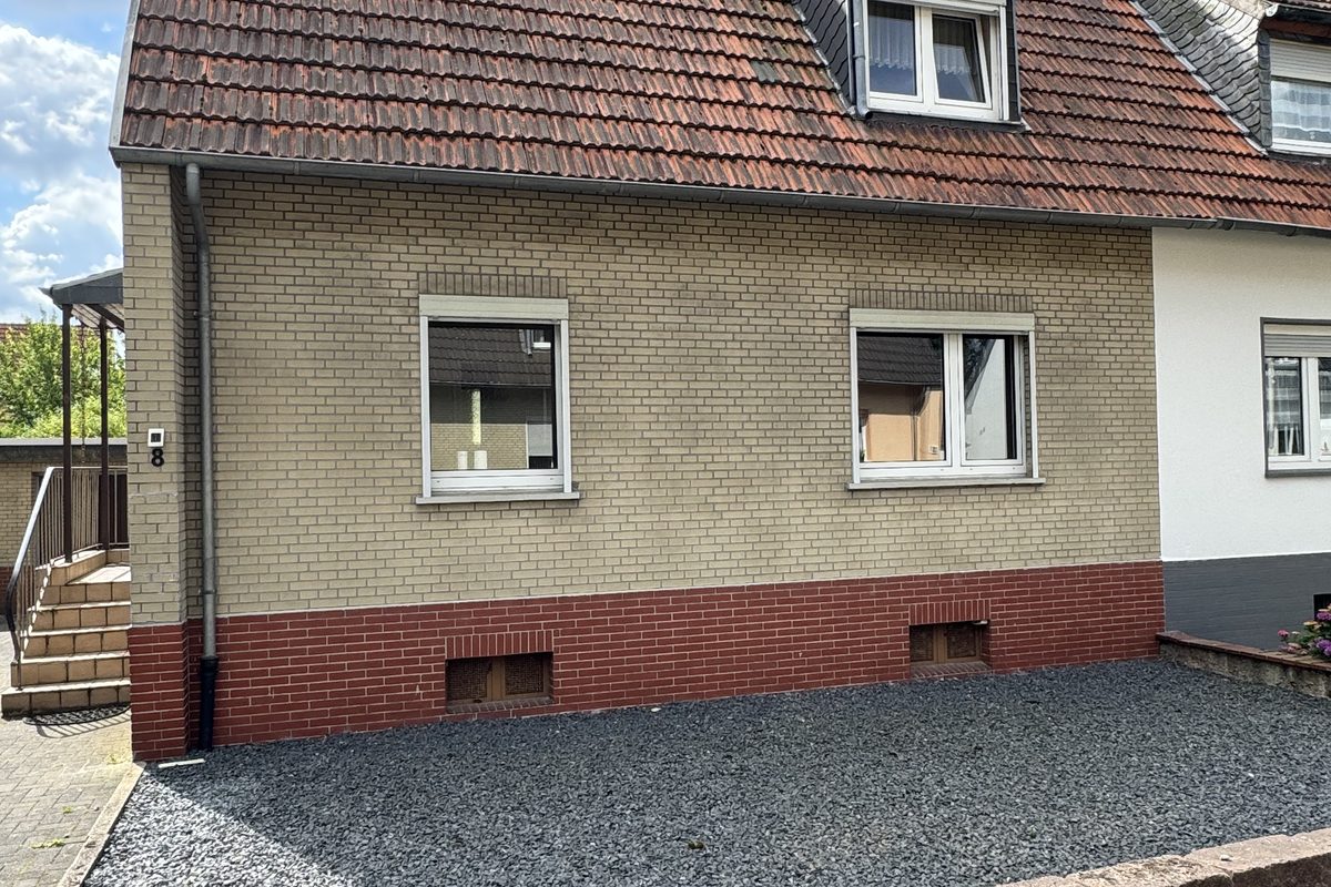 Fassade des Einfamilienhauses Im Hessle vor der Sanierung